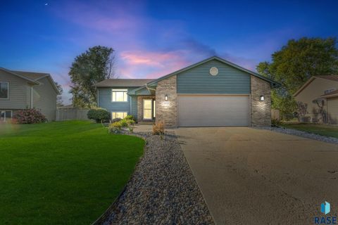 Photo of 5521 S Aaron Ave, Sioux Falls, SD 57106 (MLS # 22602313)
