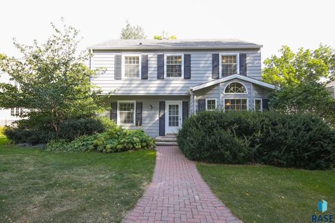 Photo of 2212 S Main Ave Avenue, Sioux Falls, SD 57105 (MLS # 22508017)