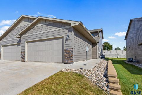 Photo of 7216 E 45th St Street, Sioux Falls, SD 57110 (MLS # 22508032)