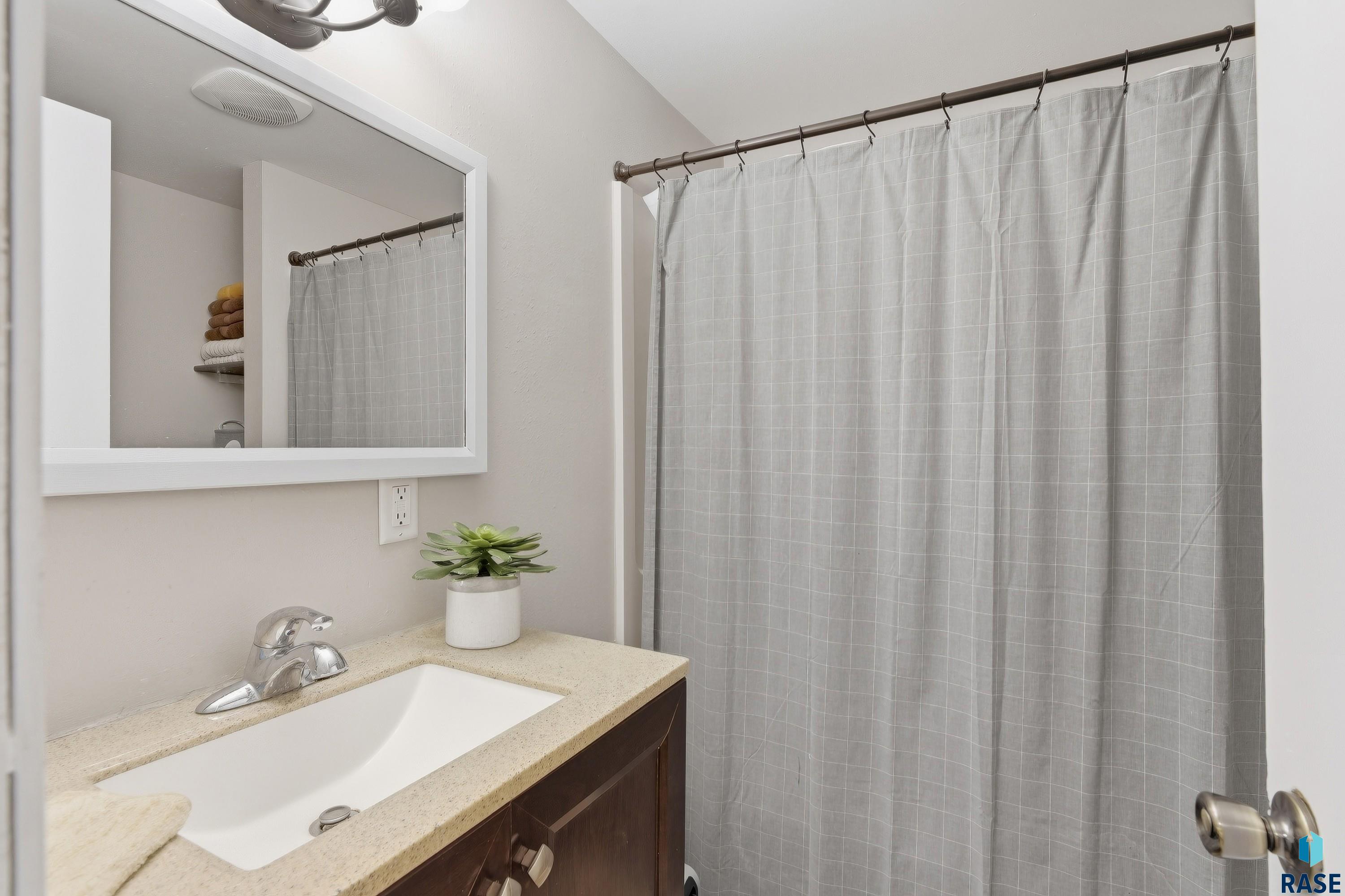 Sioux Falls, South Dakota 57105, United States, 3 Bedrooms Bedrooms, ,1 BathroomBathrooms,Residential,Active,228173