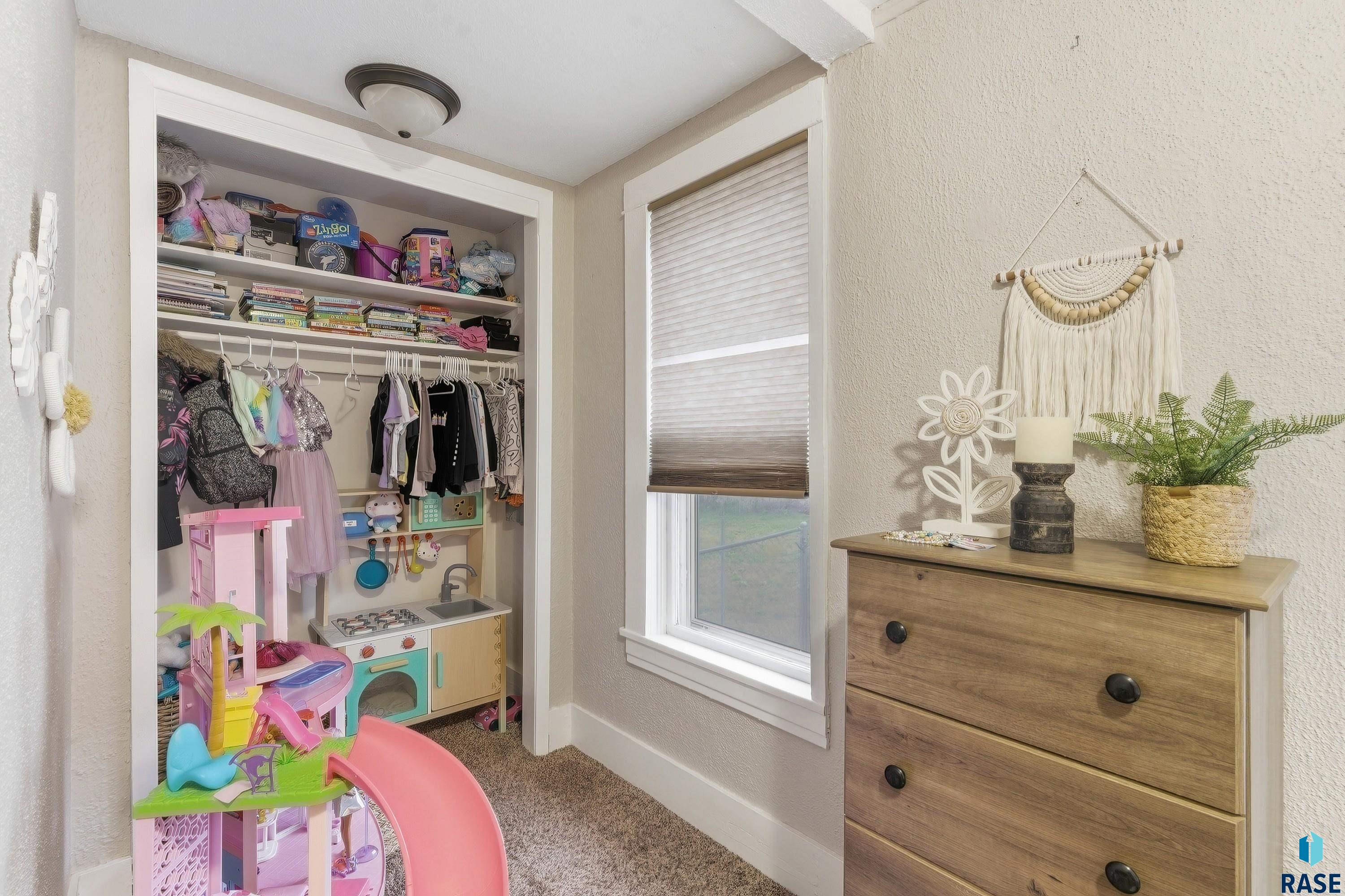 Sioux Falls, South Dakota 57105, United States, 3 Bedrooms Bedrooms, ,1 BathroomBathrooms,Residential,Active,228173