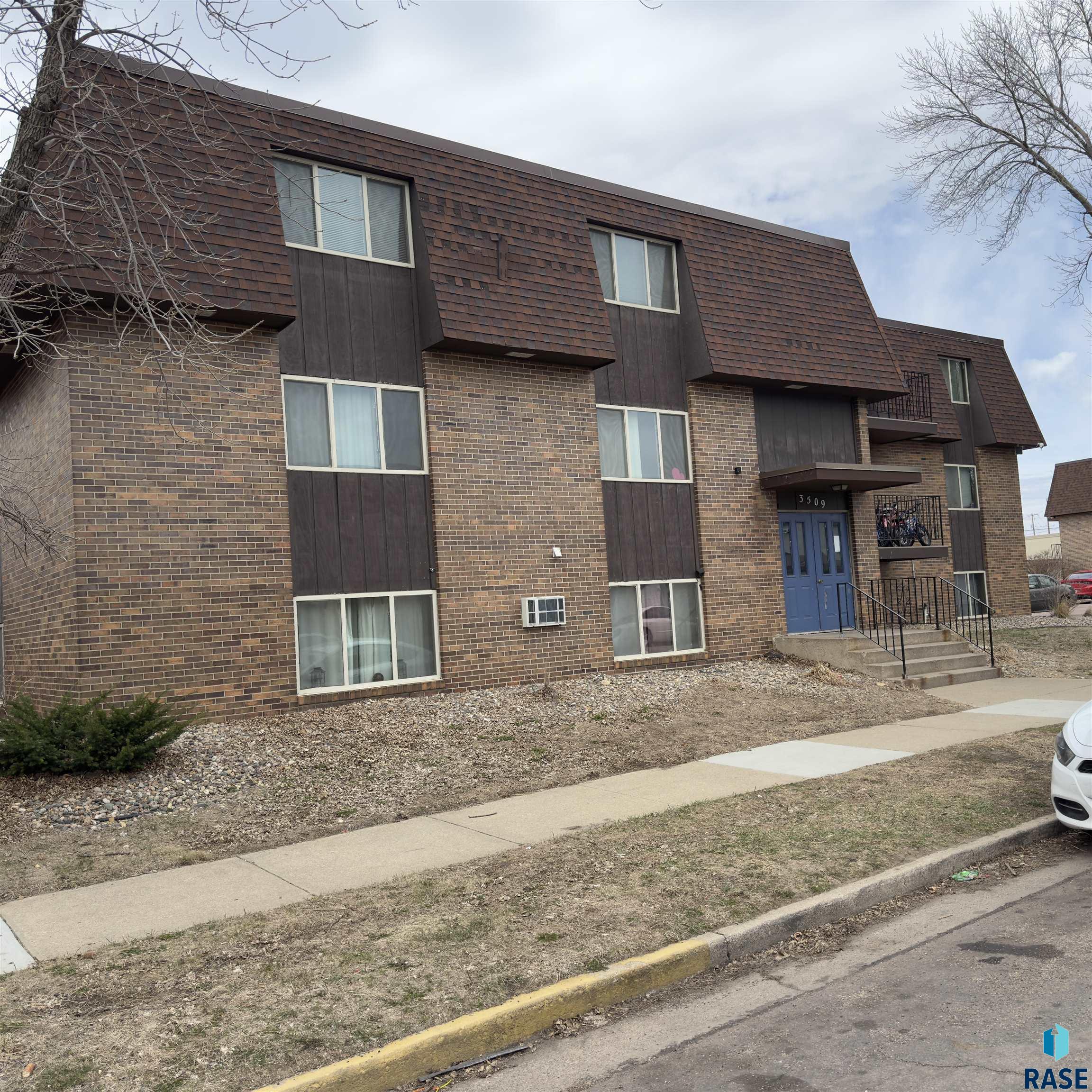 3509 S Willow Ave