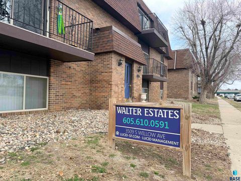 Photo of 3509 S Willow Ave, Sioux Falls, SD 57105 (MLS # 22602495)
