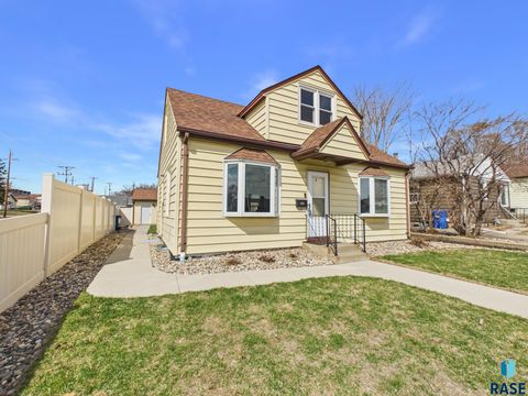 Photo of 2425 S Duluth Ave, Sioux Falls, SD 57105 (MLS # 22602419)