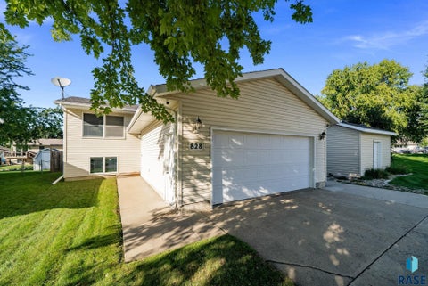 Photo of 828 S Suburban Dr, Sioux Falls, SD 57110 (MLS # 22607258)