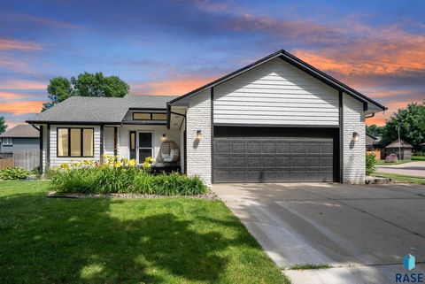 Photo of 3624 S Matthew Dr Drive, Sioux Falls, SD 57103 (MLS # 22507985)