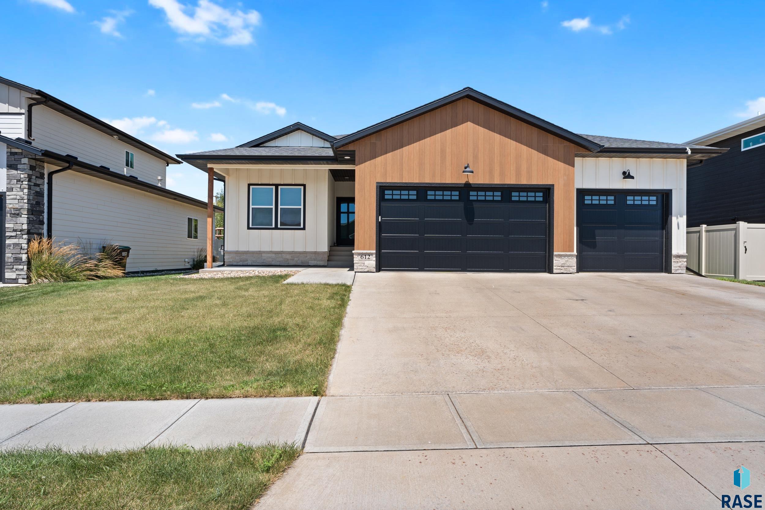 Photo 1 of 46 — 612 E Lakeview Dr, Brandon, SD 57005