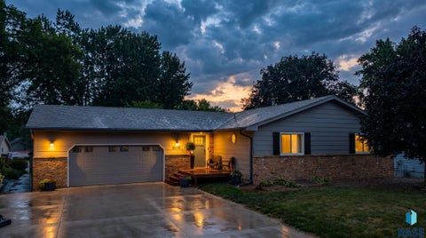 Photo of 2212 S Valley View Rd, Sioux Falls, SD 57106 (MLS # 22606209)