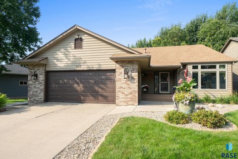 Photo of 5117 E Blueridge Dr Drive, Sioux Falls, SD 57110 (MLS # 22508428)