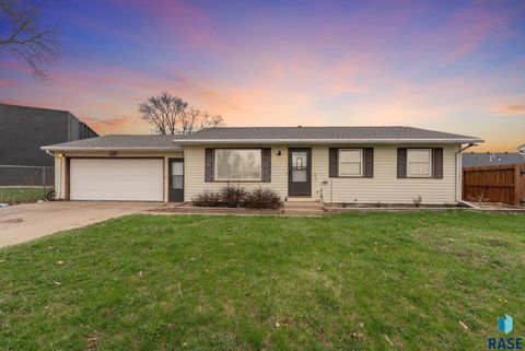 Photo of 5512 W 39th St, Sioux Falls, SD 57106 (MLS # 22602662)