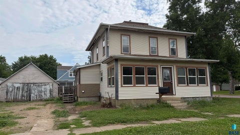 Photo of 400 W Spruce St, Beresford, SD 57004 (MLS # 22604555)