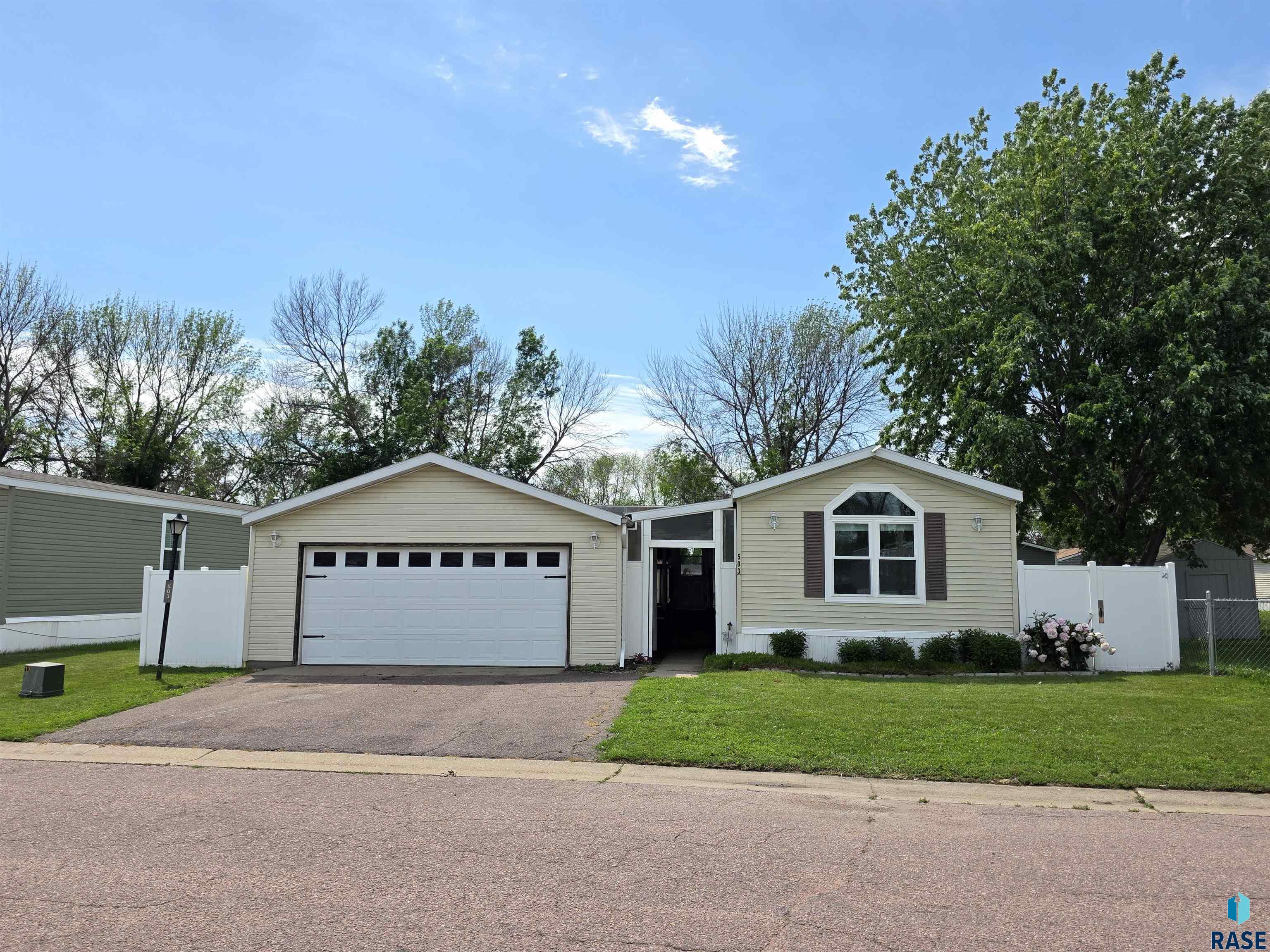 Photo 1 of 29 — 503 N Redbird Pl, Sioux Falls, SD 57107