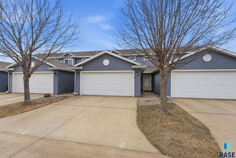 Photo of 1213 N Pekin Pl, Sioux Falls, SD 57107 (MLS # 22601985)