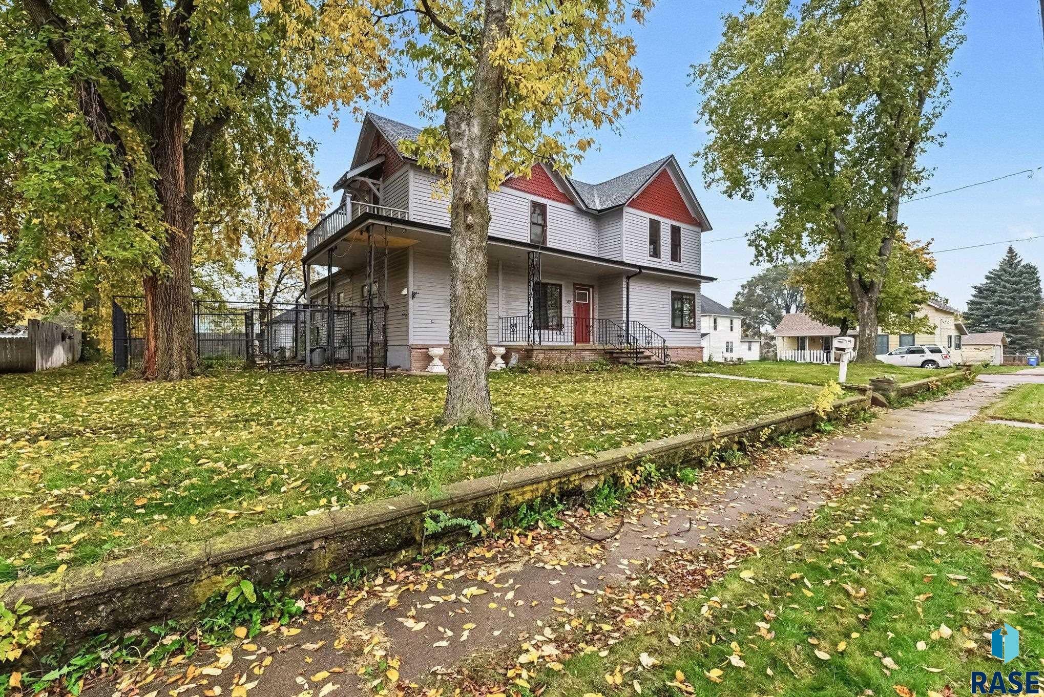 329 W 4th St
