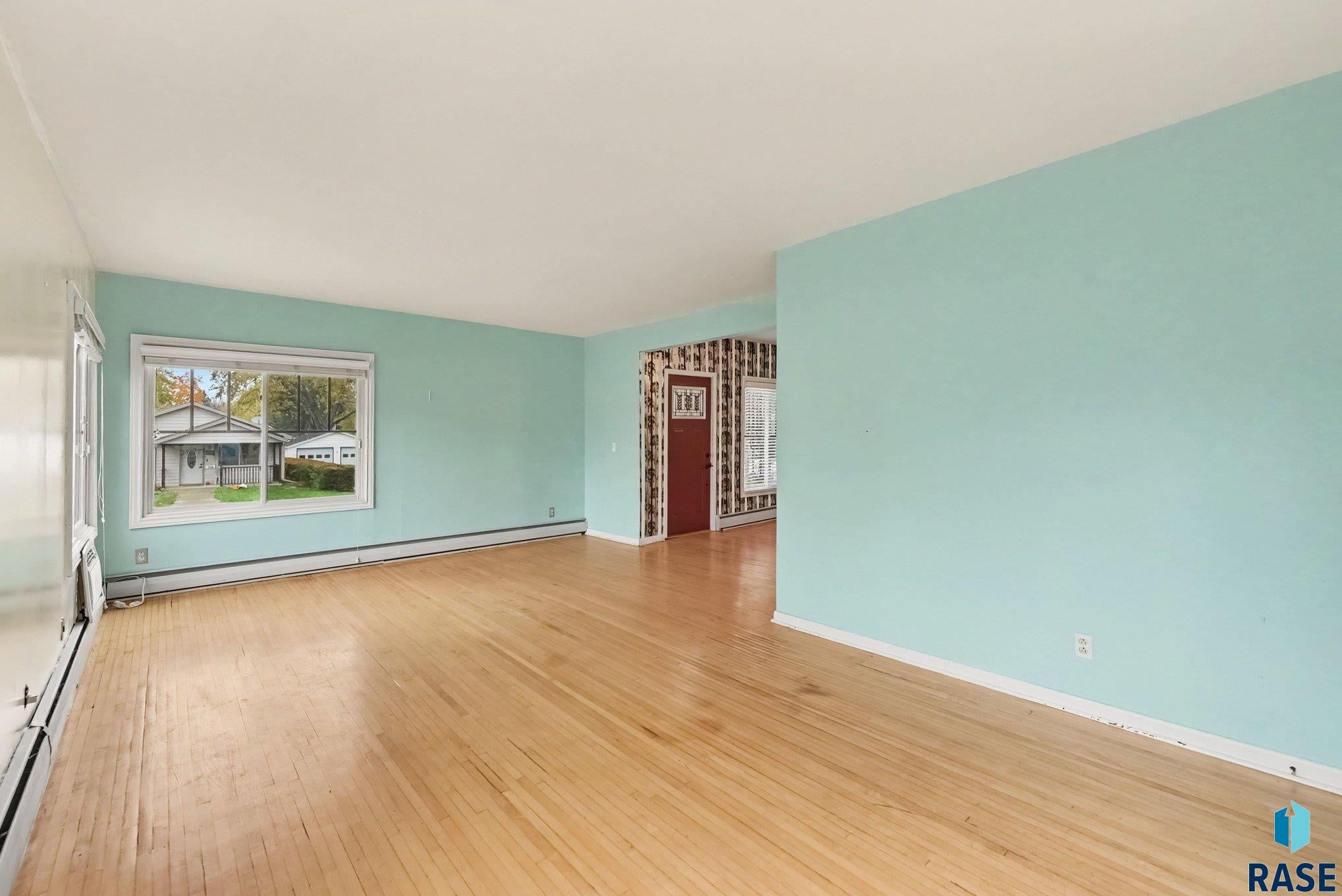329 W 4th St