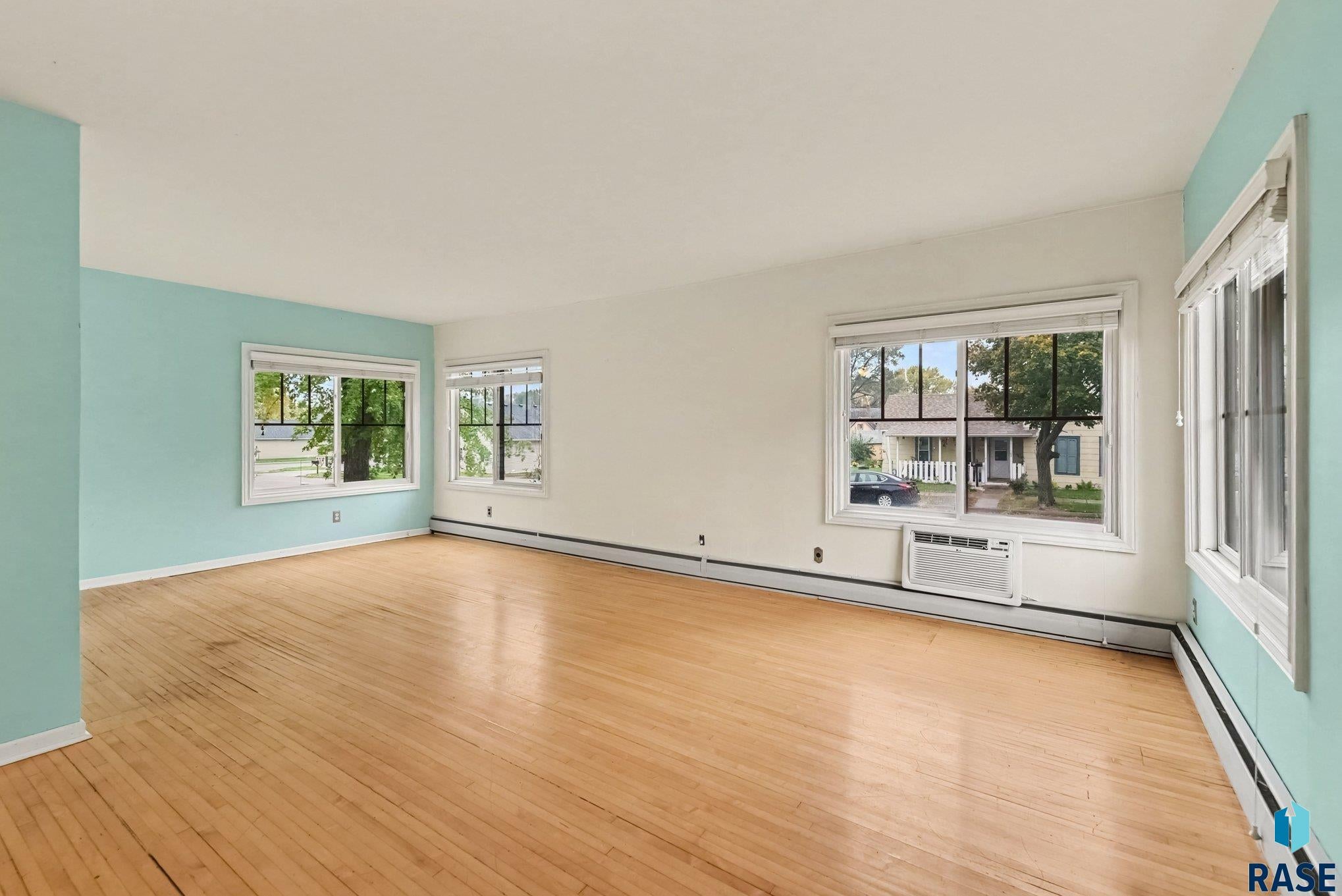 329 W 4th St