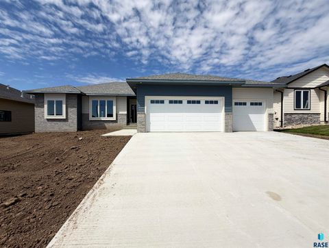 Photo of 2813 S Dunraven Ave, Sioux Falls, SD 57110 (MLS # 22600476)