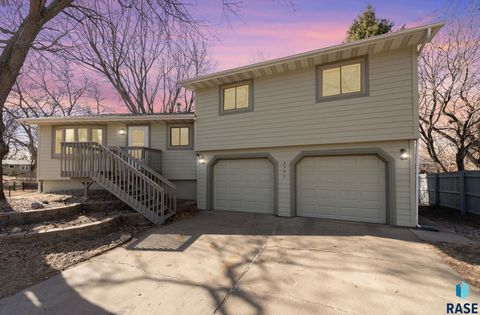 Photo of 2305 S Royal Ct, Sioux Falls, SD 57106 (MLS # 22602557)
