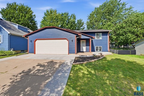 Homes For Sale - 3201 S Greenwood Avenue<br/> Sioux Falls, SD 57106