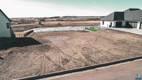 Photo of 301 S Waterside Cir, Sioux Falls, SD 57107 (MLS # 22601019)