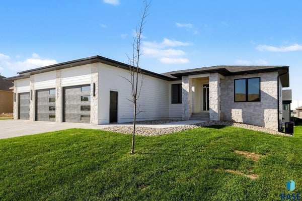 2709 S MAPLEWOOD AVENUE, SIOUX FALLS, SD 57110 - Image 897f68a9572e1cbc2bfdb68178ca1c76/944472663