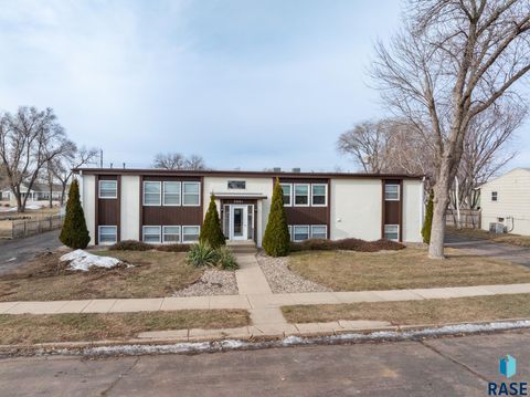 Photo of 3901 S Glendale Ave, Sioux Falls, SD 57015 (MLS # 22600772)