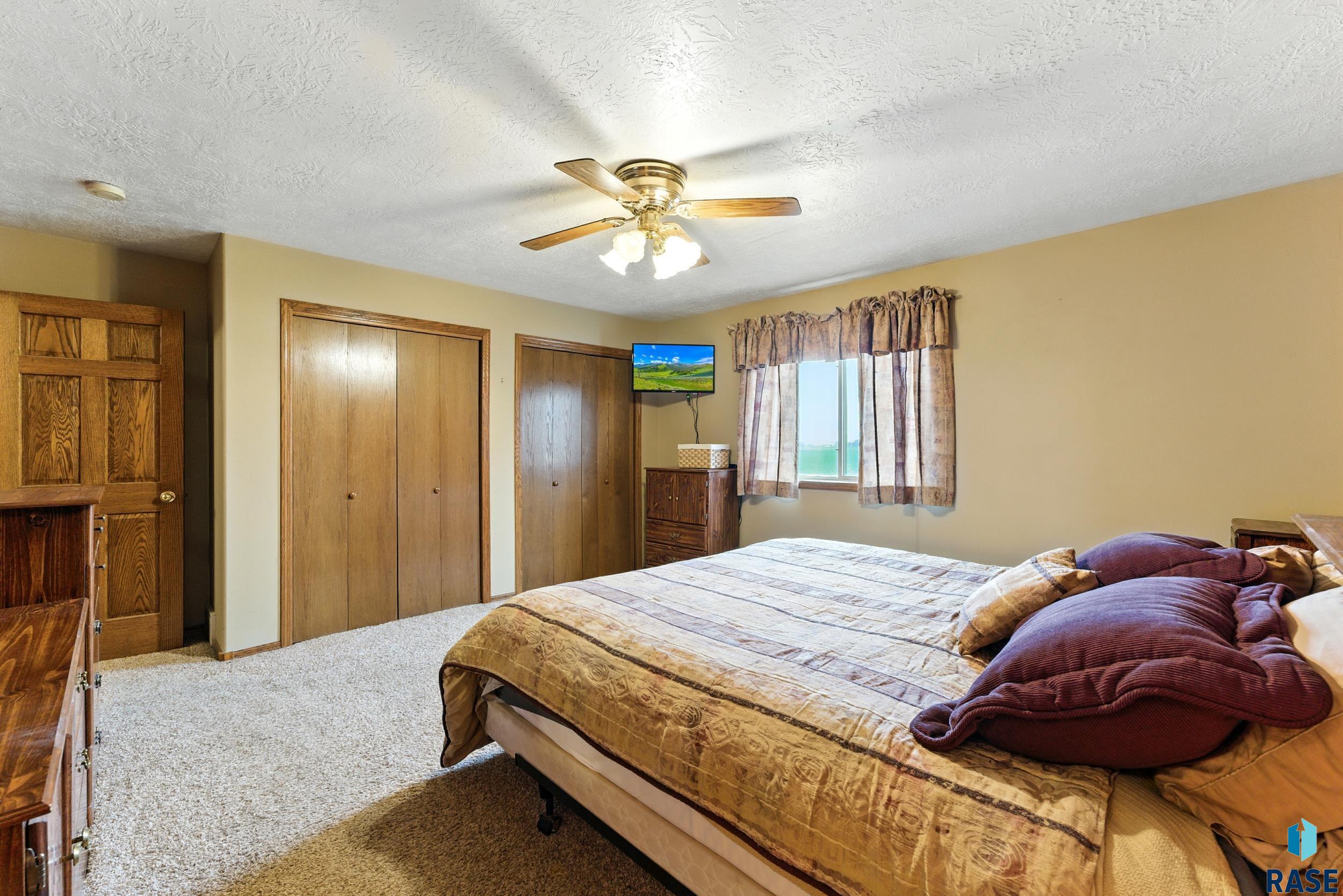 Lennox, South Dakota 57039, United States, 5 Bedrooms Bedrooms, ,3 BathroomsBathrooms,Residential,Active,212942