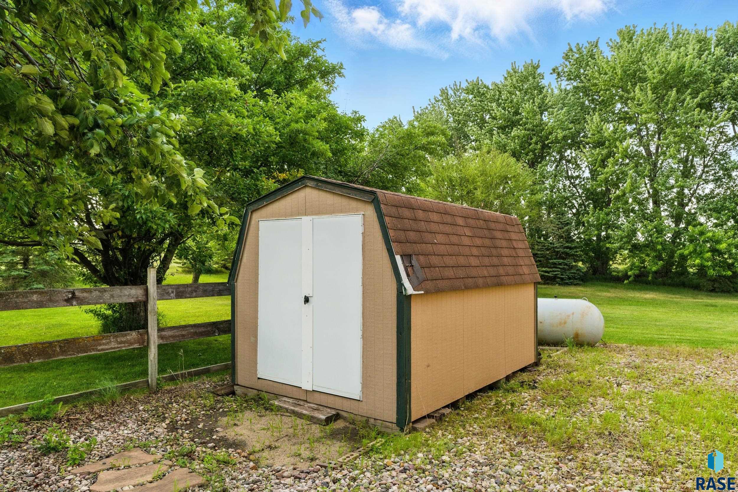 Lennox, South Dakota 57039, United States, 5 Bedrooms Bedrooms, ,3 BathroomsBathrooms,Residential,Active,212942