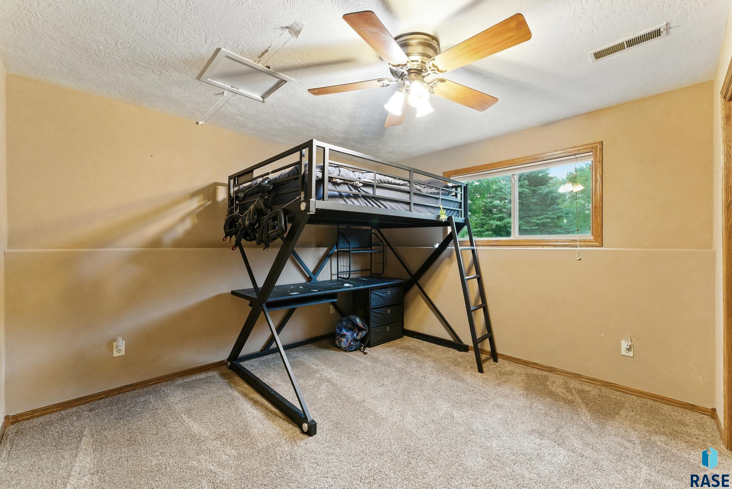 Lennox, South Dakota 57039, United States, 5 Bedrooms Bedrooms, ,3 BathroomsBathrooms,Residential,Active,212942