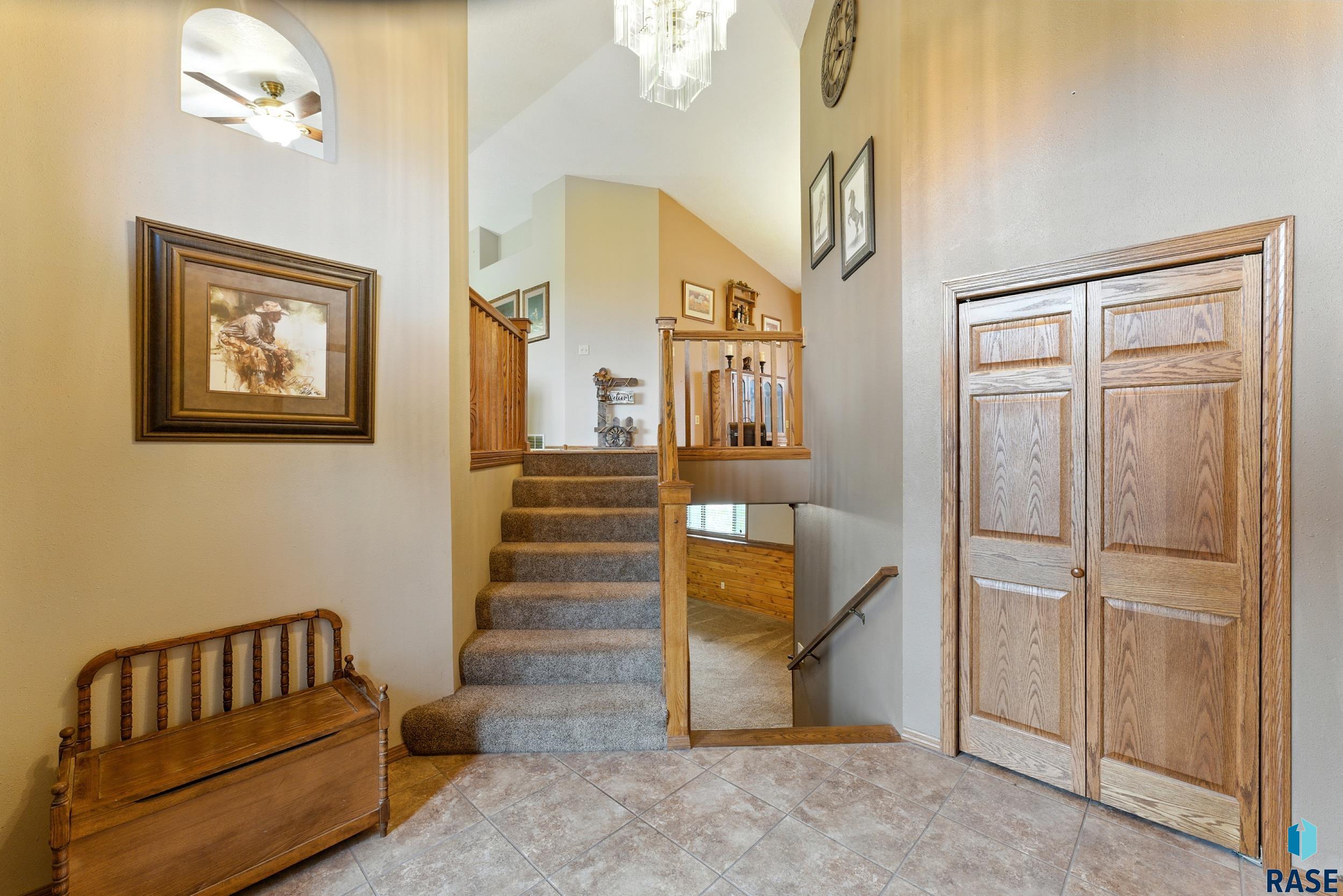 Lennox, South Dakota 57039, United States, 5 Bedrooms Bedrooms, ,3 BathroomsBathrooms,Residential,Active,212942