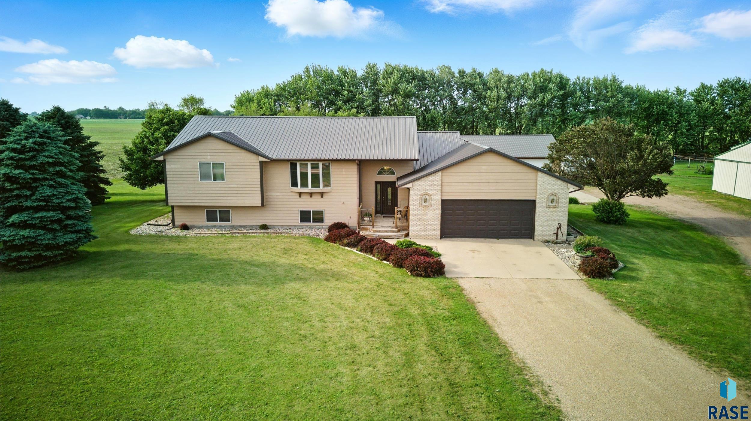 Lennox, South Dakota 57039, United States, 5 Bedrooms Bedrooms, ,3 BathroomsBathrooms,Residential,Active,212942