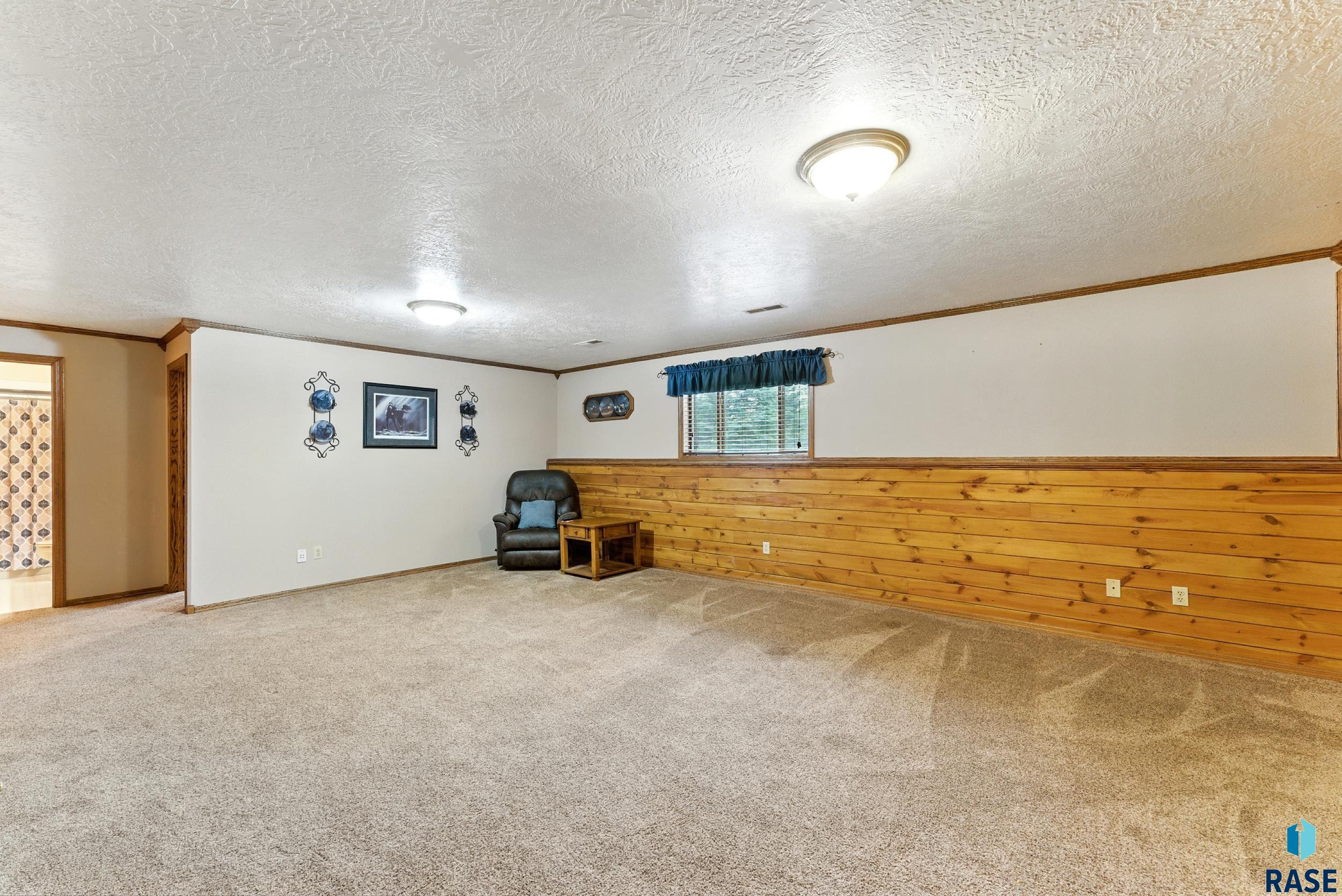 Lennox, South Dakota 57039, United States, 5 Bedrooms Bedrooms, ,3 BathroomsBathrooms,Residential,Active,212942