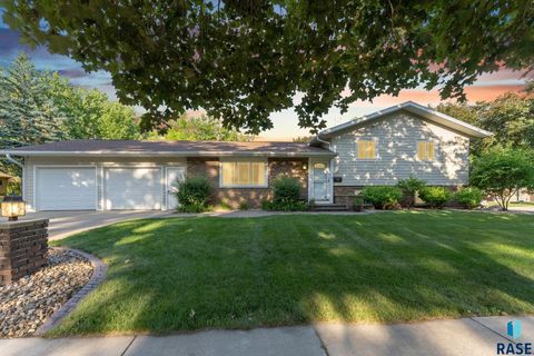 Homes For Sale - 804 N Maplewood Drive<br/> Madison, SD 57042