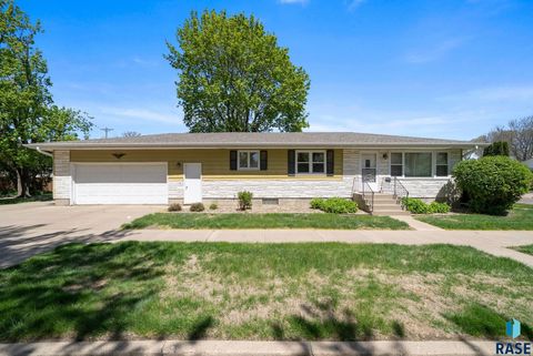 Homes For Sale - 2100 W Brookings Street<br/> Minnehaha County, Sioux Falls, SD 57104