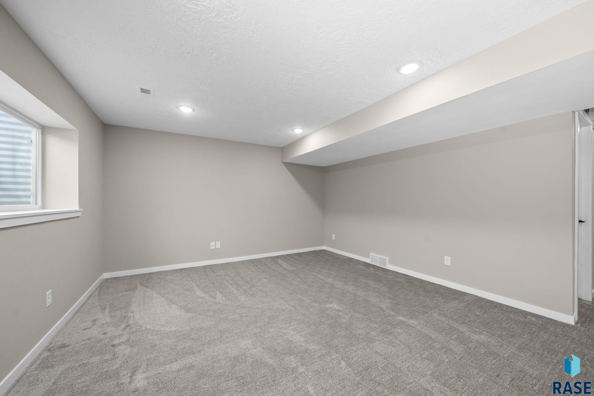 Harrisburg, South Dakota 57032, United States, 4 Bedrooms Bedrooms, ,2 BathroomsBathrooms,Residential,Active,235841