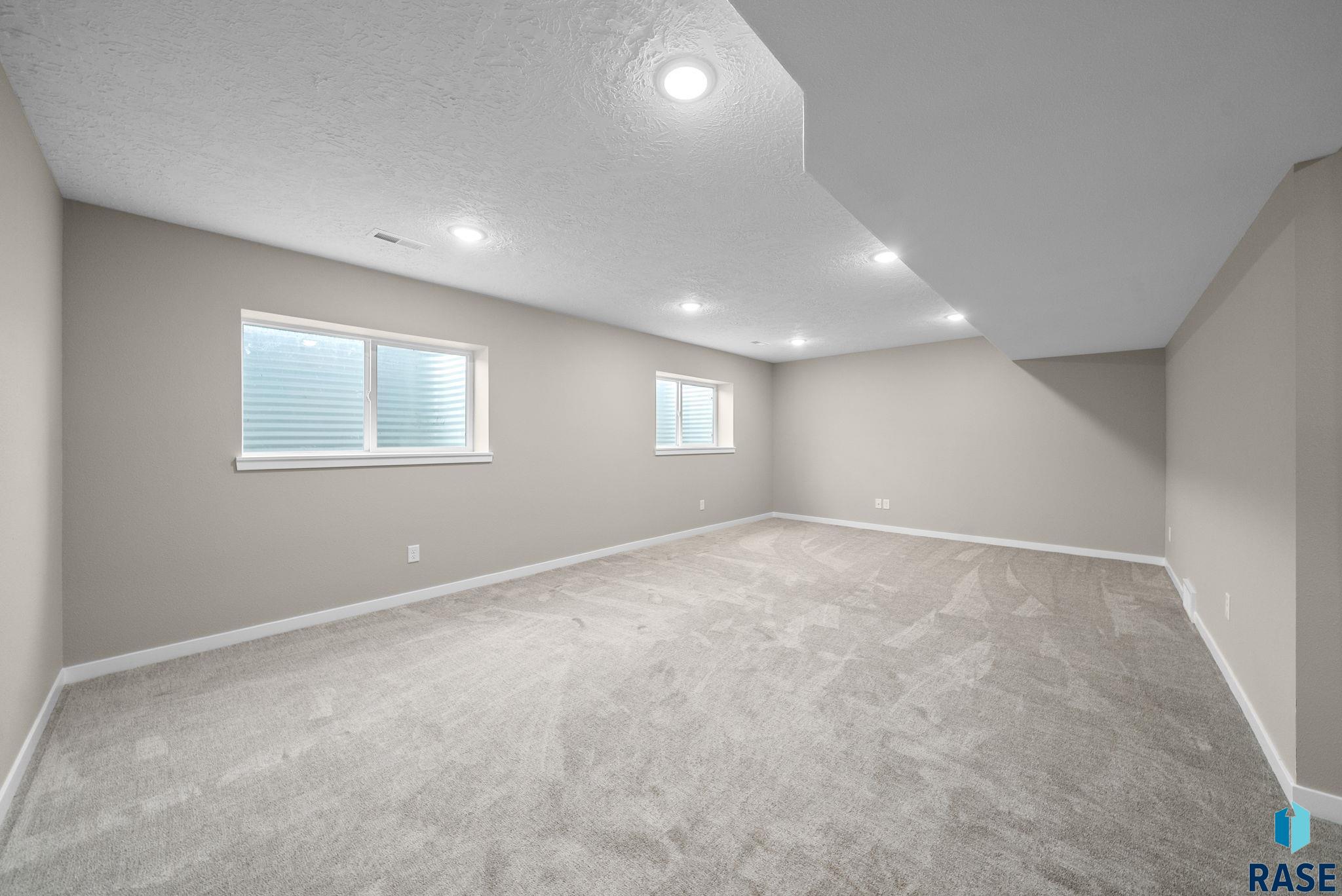 Harrisburg, South Dakota 57032, United States, 4 Bedrooms Bedrooms, ,2 BathroomsBathrooms,Residential,Active,235841