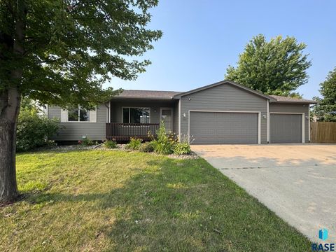 Photo of 5101 W Cushman St, Sioux Falls, SD 57107 (MLS # 22605382)