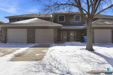 Photo of 8611 W Grinn Pl, Sioux Falls, SD 57106 (MLS # 22601943)