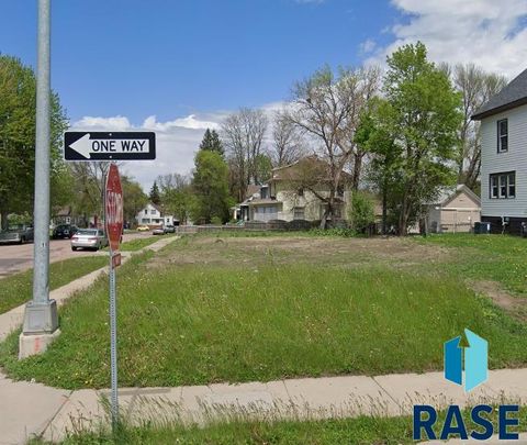 Photo of 924 W 10th St, Sioux Falls, SD 57104 (MLS # 22602608)