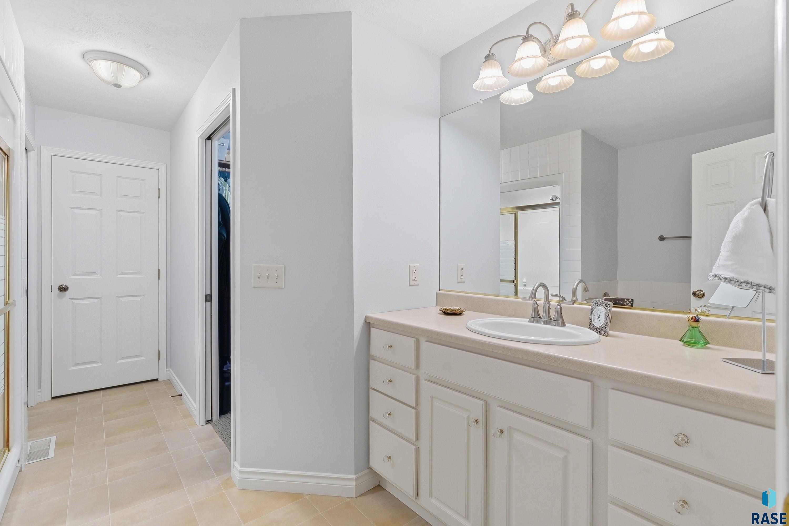 Sioux Falls, South Dakota 57108, United States, 3 Bedrooms Bedrooms, ,2 BathroomsBathrooms,Residential,Active,229762