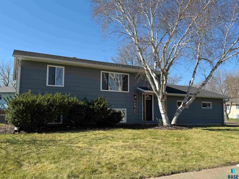 Photo of 6305 W Cheyenne Dr, Sioux Falls, SD 57106 (MLS # 22602676)