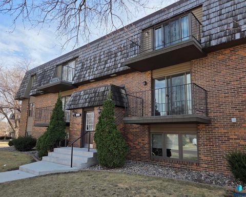 Photo of 3600 S Gateway Blvd 103 #103, Sioux Falls, SD 57106 (MLS # 22602170)
