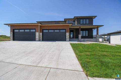Photo of 2501 S Meadowview Ave Avenue, Sioux Falls, SD 57110 (MLS # 22508038)