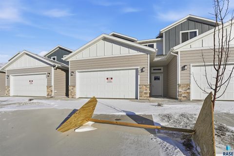 Photo of 7004 E Brooks Edge Pl, Sioux Falls, SD 57110 (MLS # 22600647)