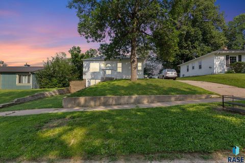 Photo of 804 S Hawthorne Ave, Sioux Falls, SD 57104 (MLS # 22602764)