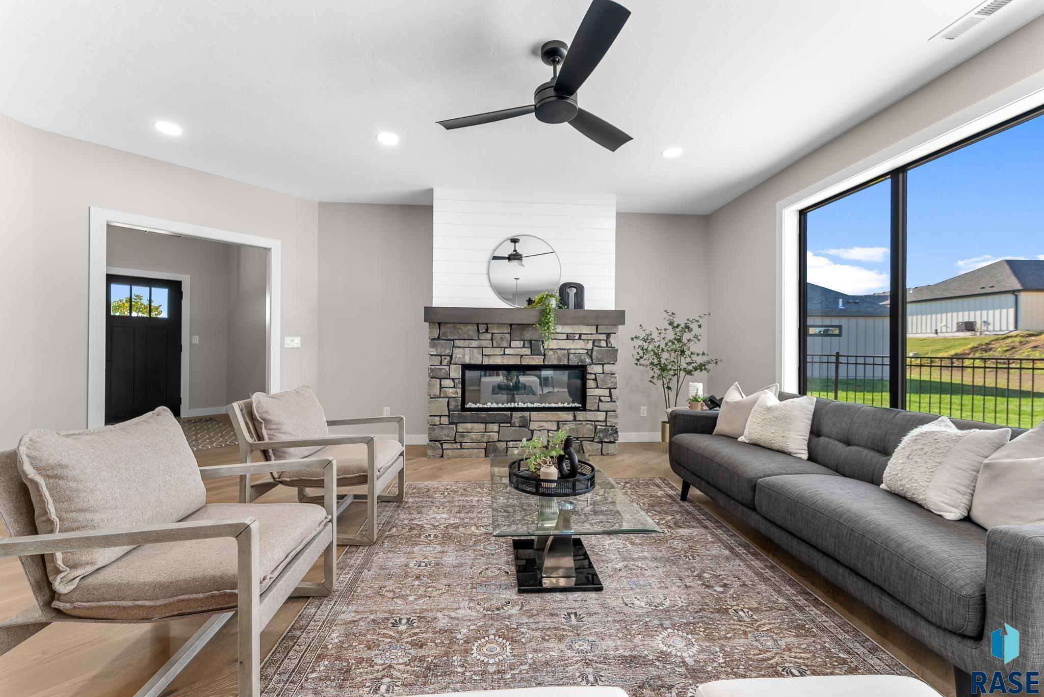 1714 N Medallion Cir