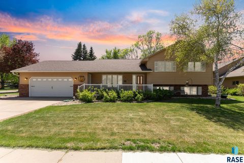 Photo of 3525 S Matthew Dr, Sioux Falls, SD 57103 (MLS # 22603352)