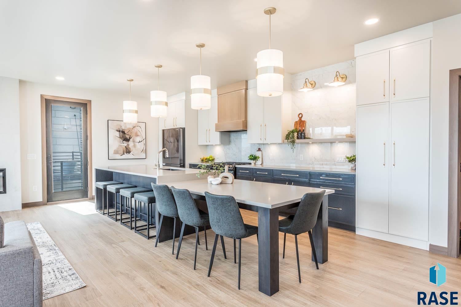 2714 S Oriya Pl