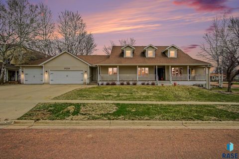 Photo of 220 S Lincoln St, Lennox, SD 57039 (MLS # 22602509)
