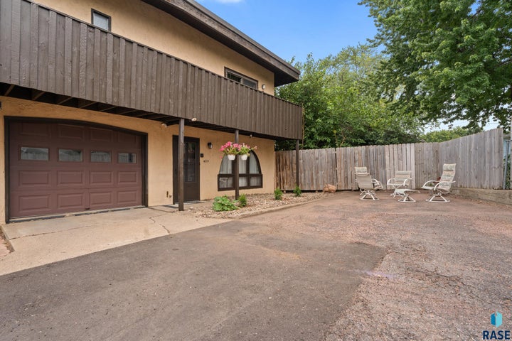 Photo 1 of 16 — 423 S Thompson Ave, Sioux Falls, SD 57103